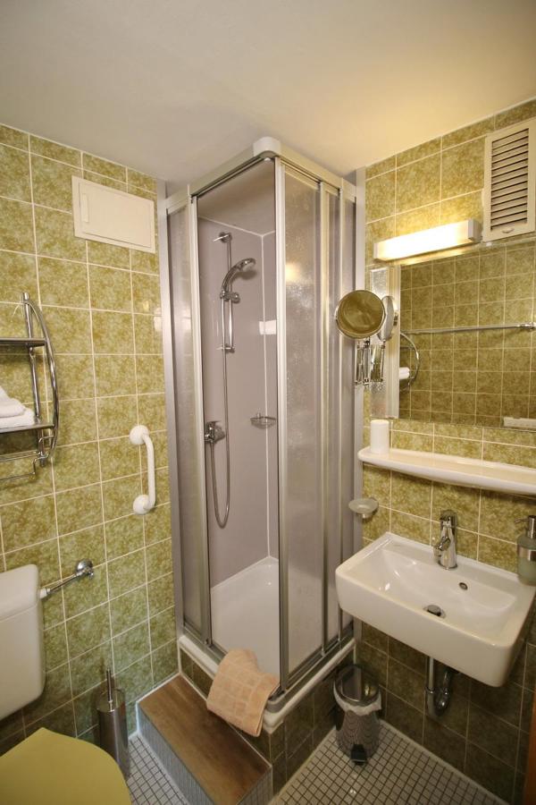 Twin Room with Shower