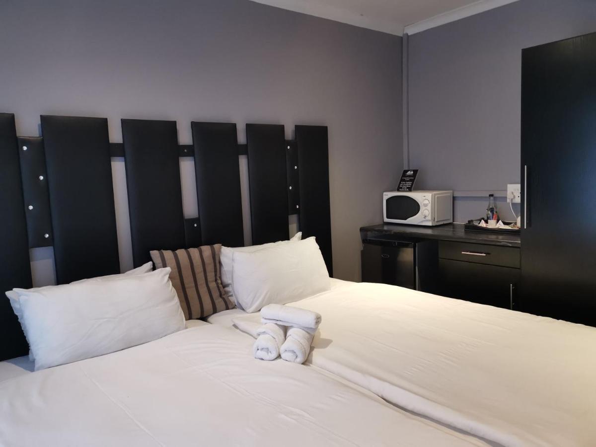 Camera Standard Doppia con Letti Singoli con Bagno in Comune