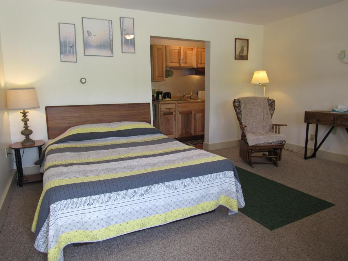 Queen Room with Kitchen