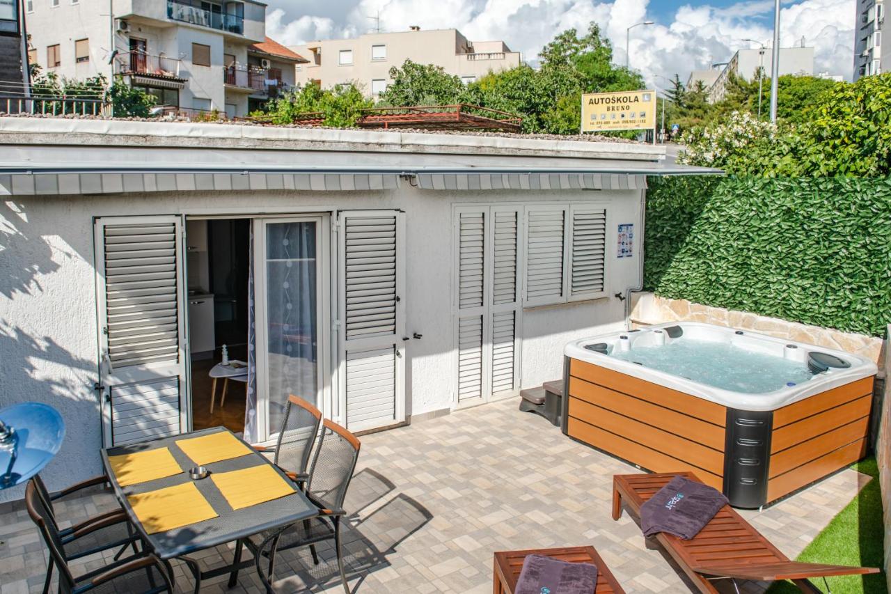 Apartment Pebbles - With Jacuzzi - Bed and Breakfast Split