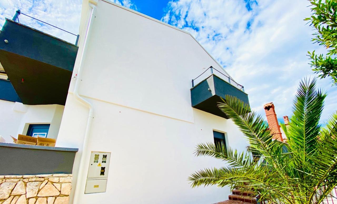 NOEL - three bedroom apartment with pool - B&B