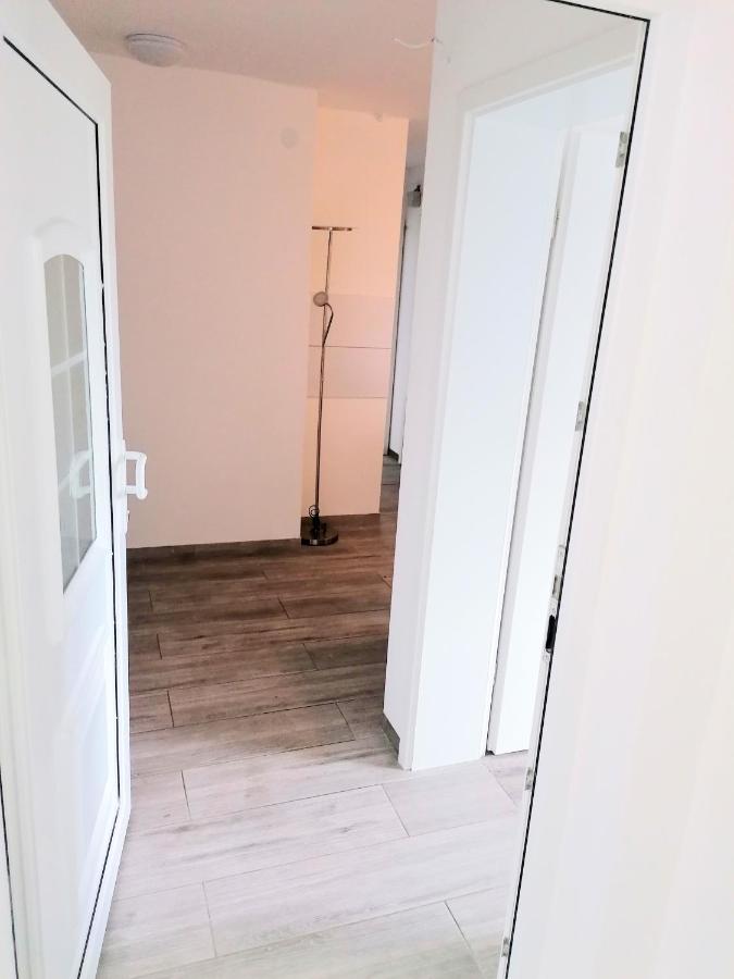 FMI110 Next to Airport - B&B