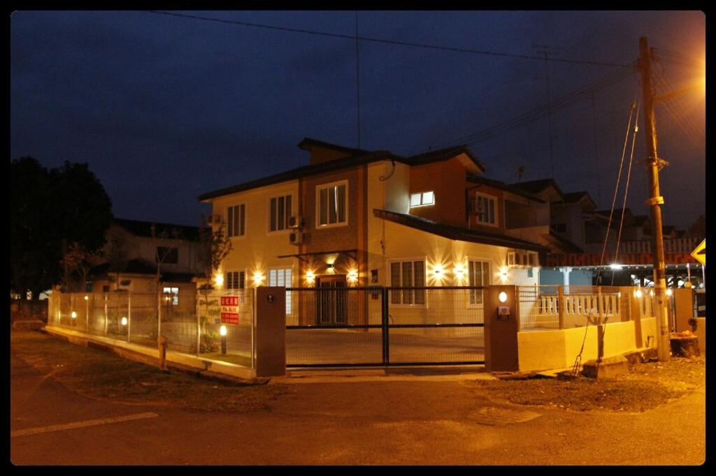 B&B Muar - WARNI 45 Whole Or Room - Bed and Breakfast Muar