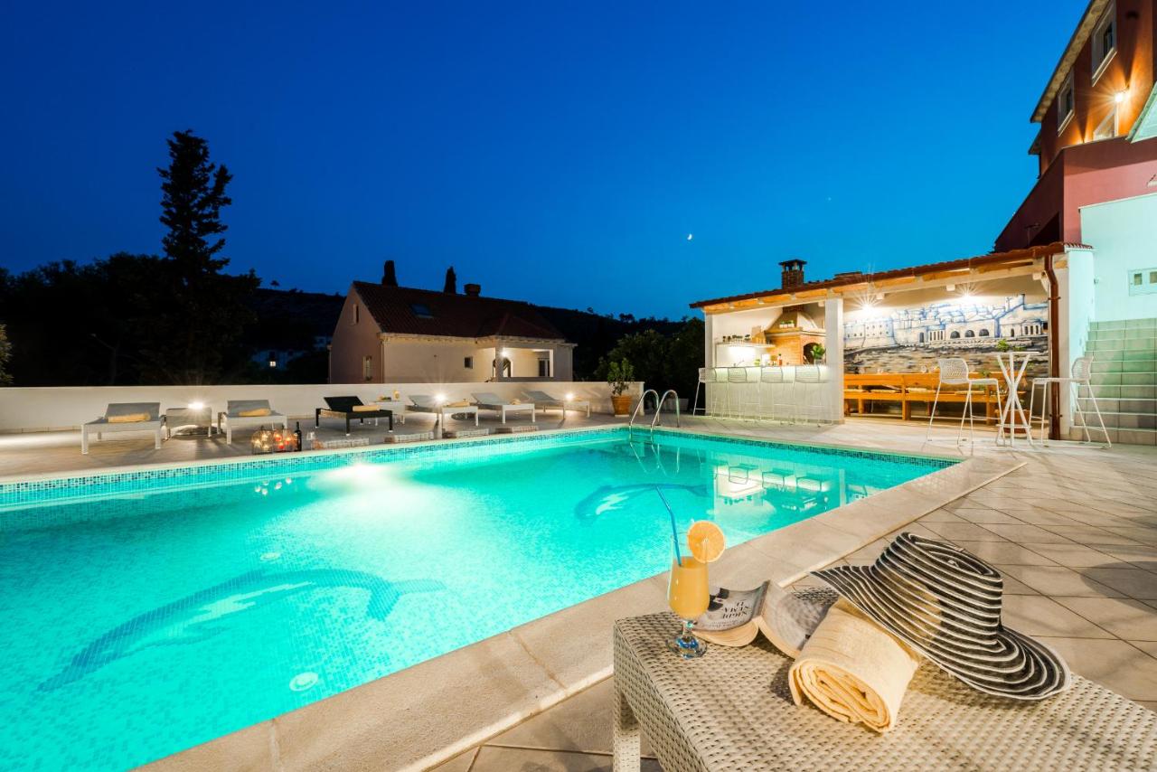 Modern Apartment Paula-with private pool - B&B