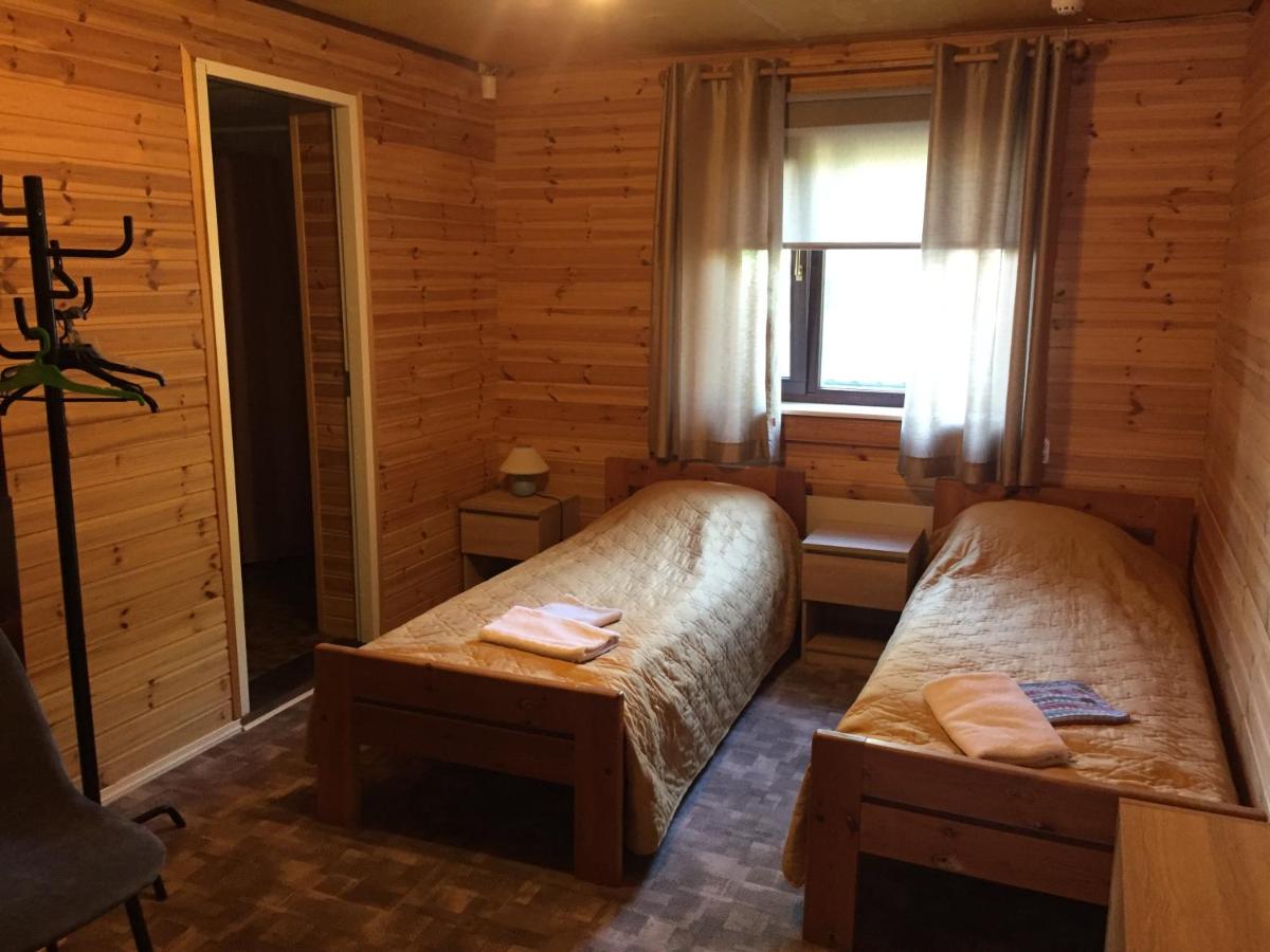 Tweepersoonskamer met 2 Aparte Bedden en Eigen Badkamer