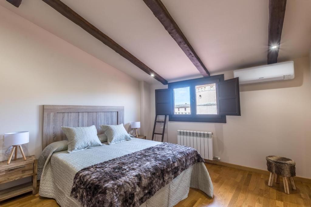 B&B Tudela - Palacio Descalzos -Atico 3b- Parking incluido - Bed and Breakfast Tudela