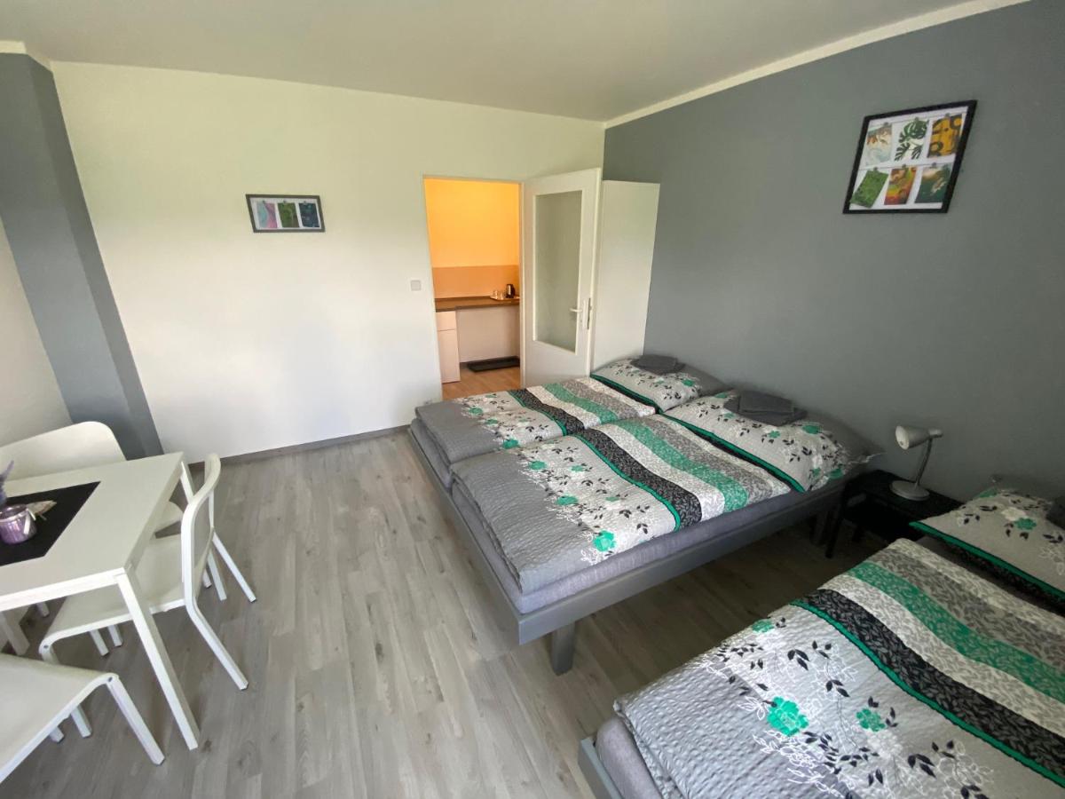Dreibettzimmer mit Gartenblick