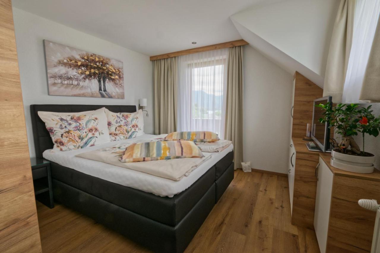 Studio Apartment with Balcony and Lake View