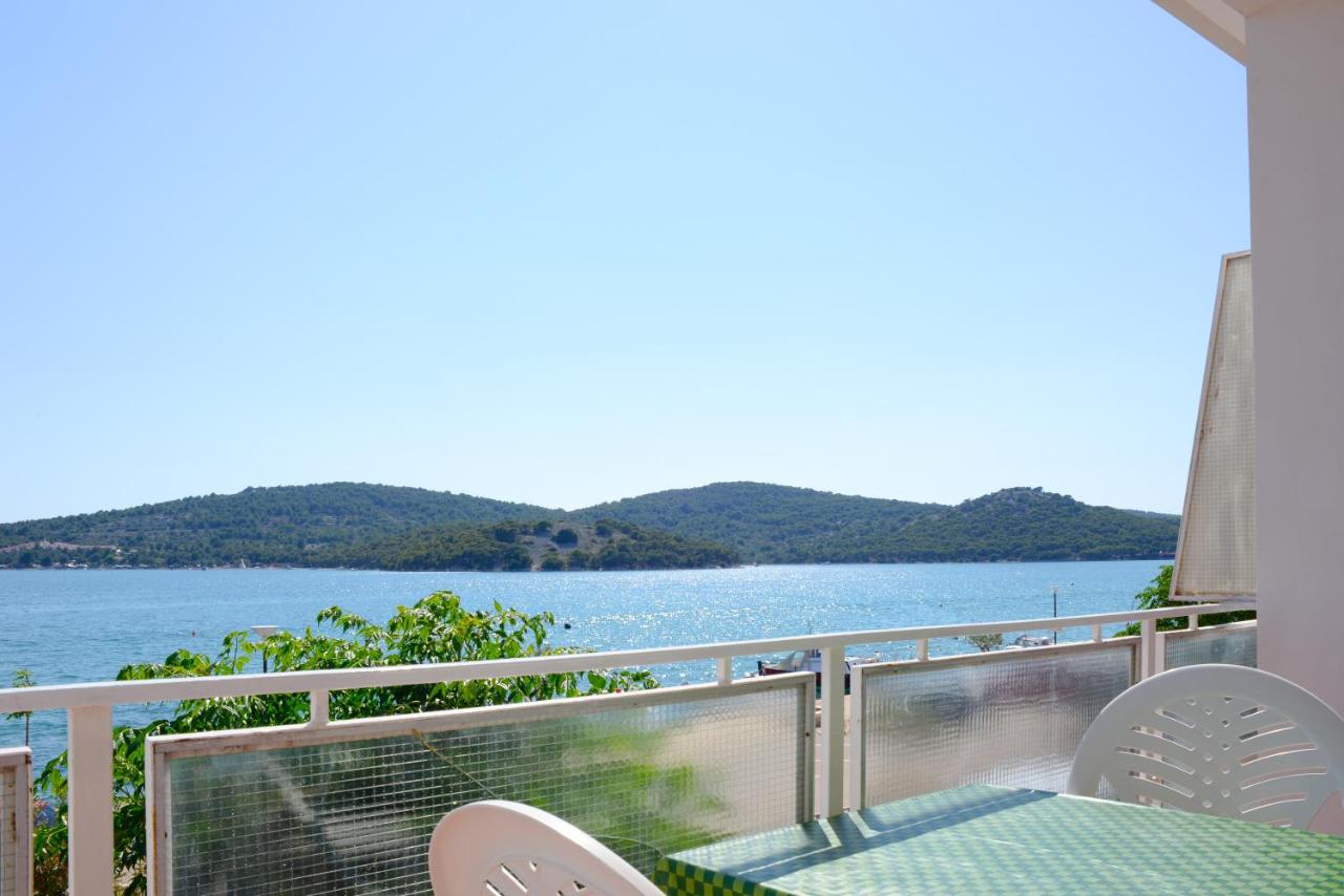 Seafront Studio Apartment in Tisno - B&B