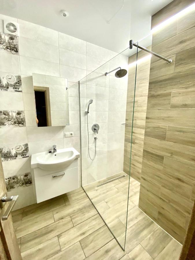 Grey&Yellow на Коцюбинського - Bed and Breakfast