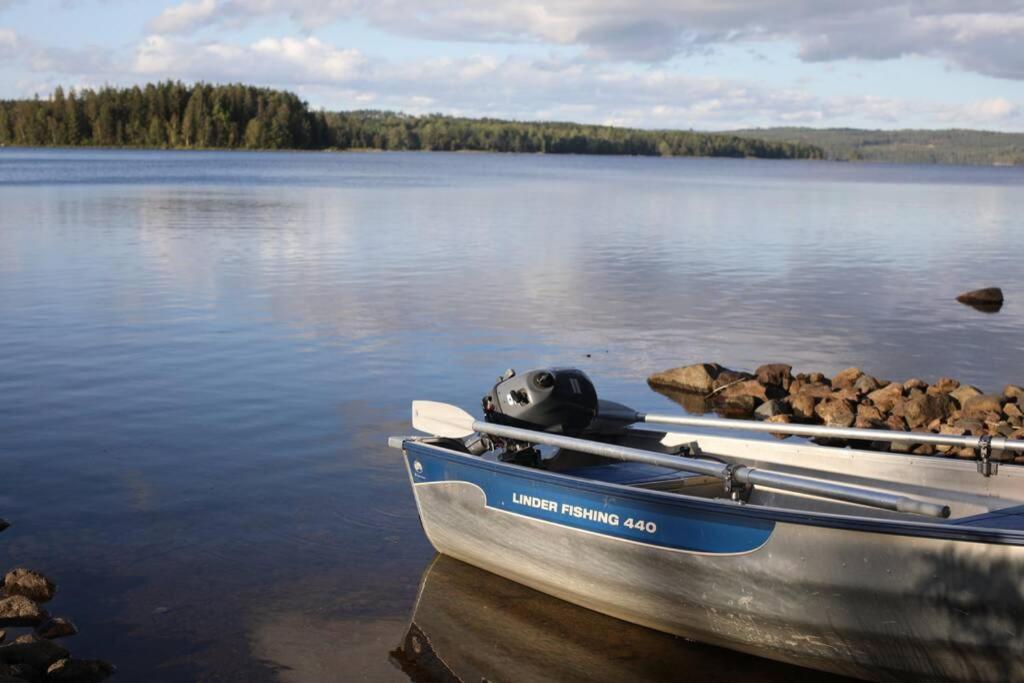 Sjönära stuga med båt och bastu - B&B