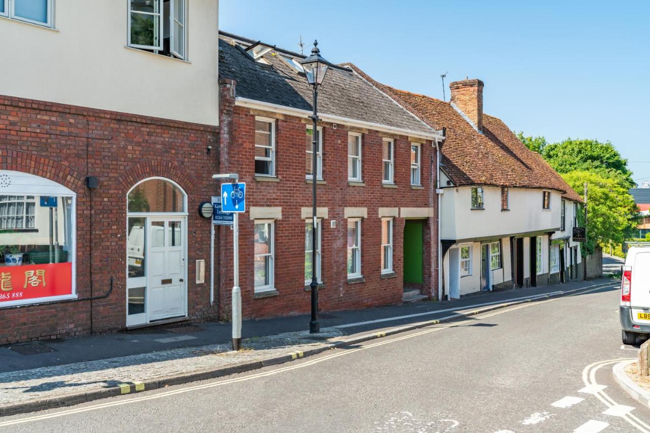 Beautiful Flat Town Centre 55 inch Smart TV + Netflix - B&B Andover