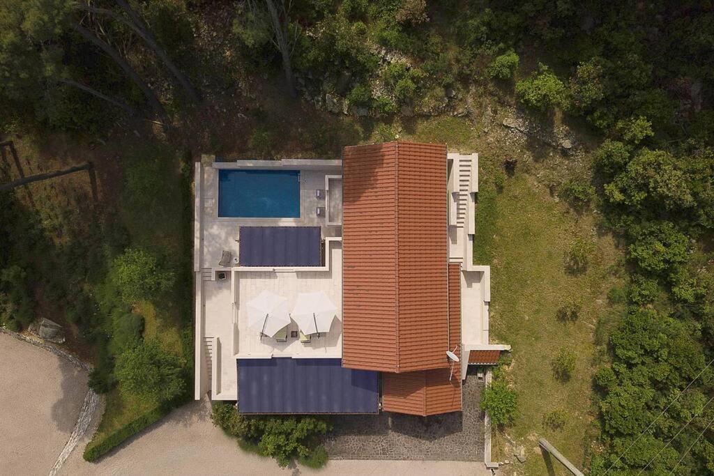Private luxury Villa AZZURRO on Solta for up to 10 persons, free parking, very close to beach! FREE Kajak & Mountainbikes, GREAT living area & privacy! - B&B Rogač
