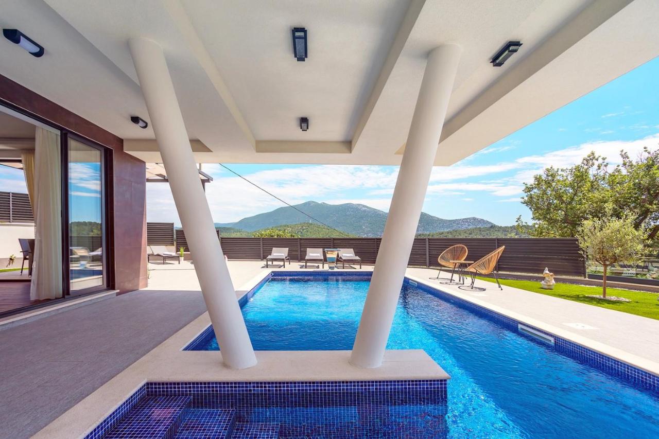 Stylish Villa Bruna with 32sqm heated pool, sauna, billiard and media room - B&B Gata