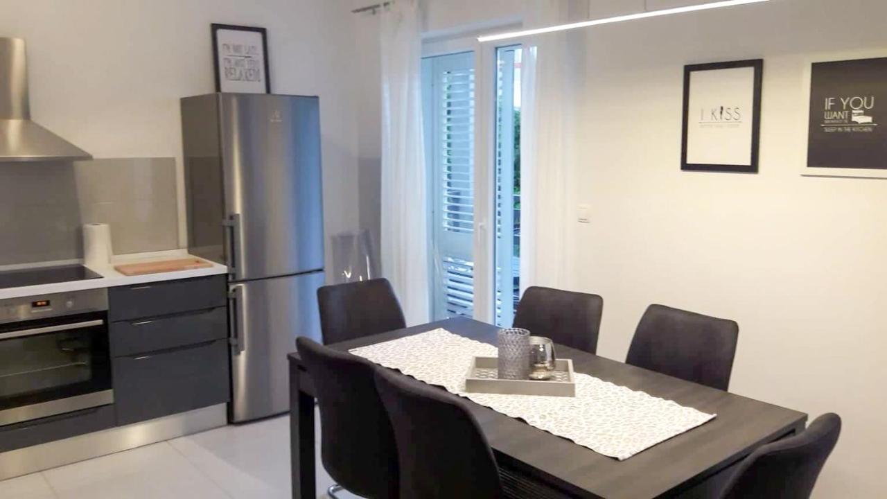 Apartman Ivana - Bed and Breakfast Podgora