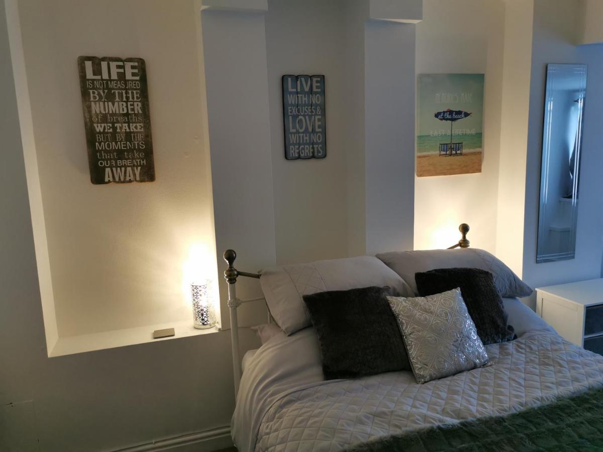 SMALL DOUBLE ROOM NR