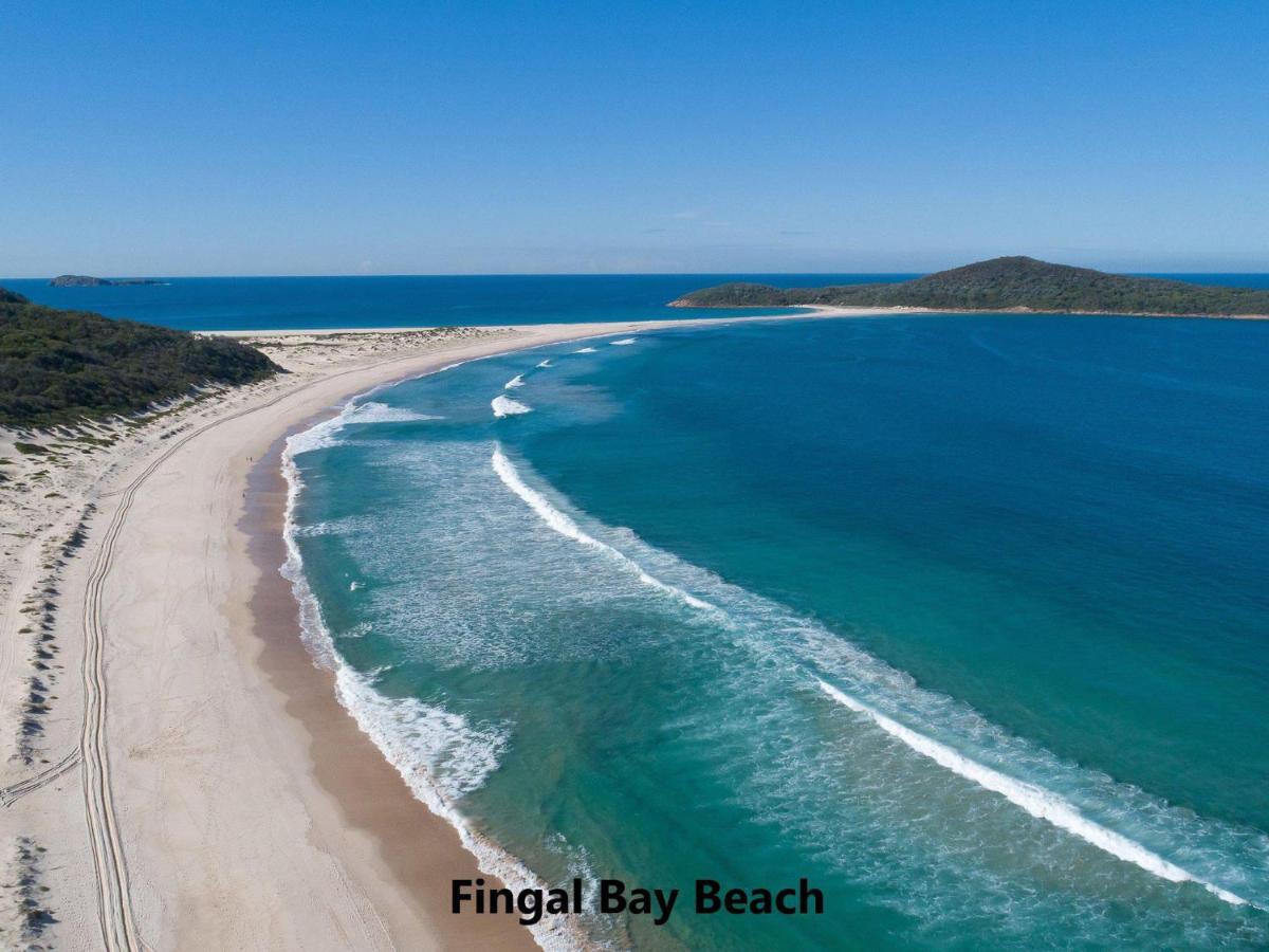 5b Bent Street large house with ducted air con foxtel and wifi - Chambres d'hôtes Fingal Bay