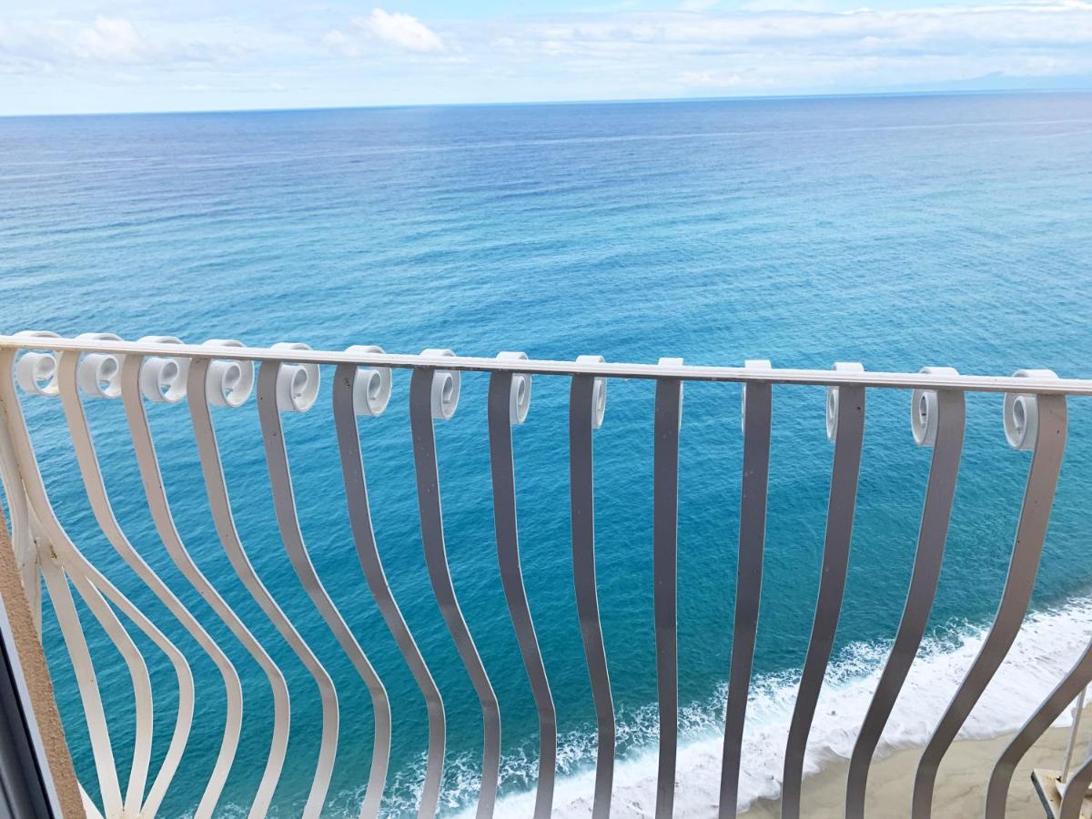 Zimmer mit Queensize-Bett und Meerblick