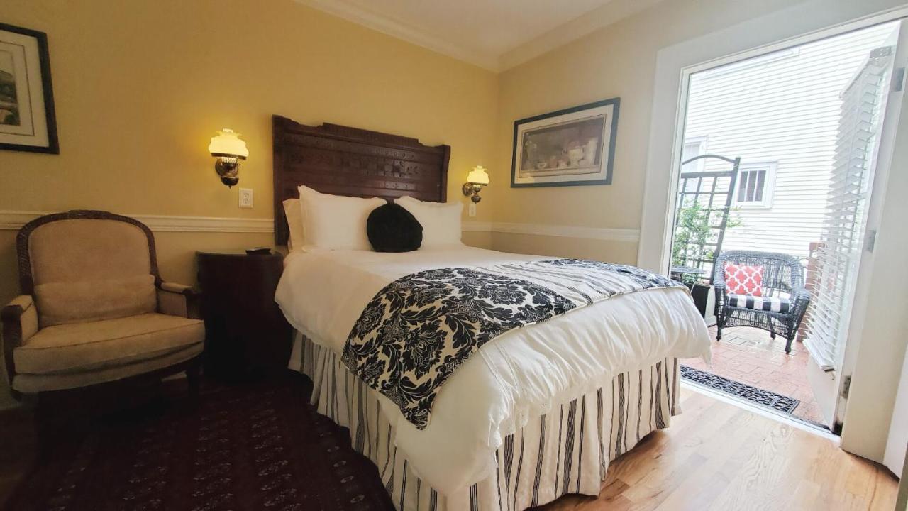 Zimmer mit Queensize-Bett und Balkon