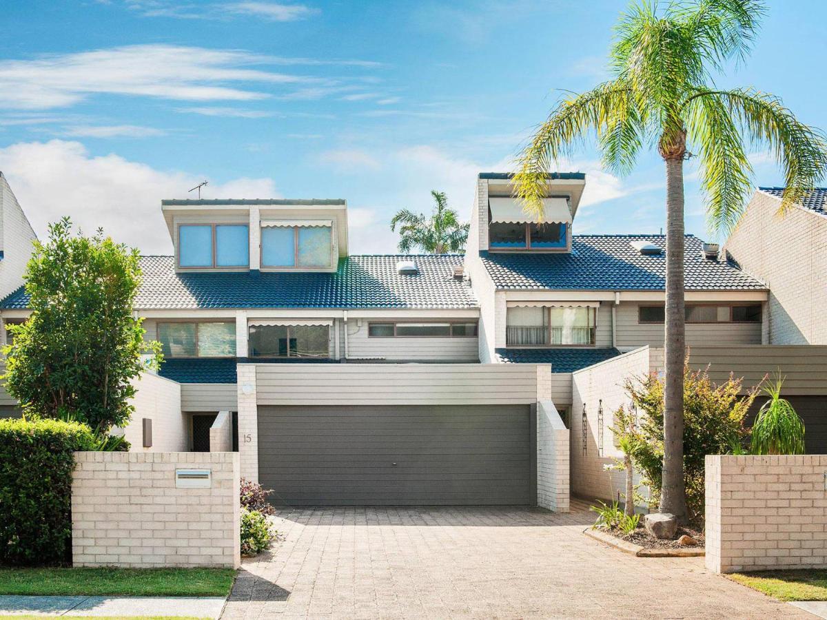 The Moorings 15 stunning with water views and pool - B&B