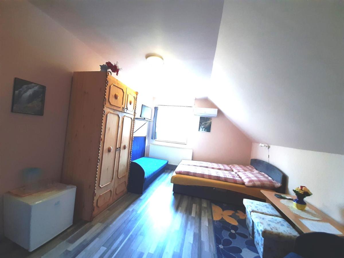 Vierpersoonskamer met Badkamer