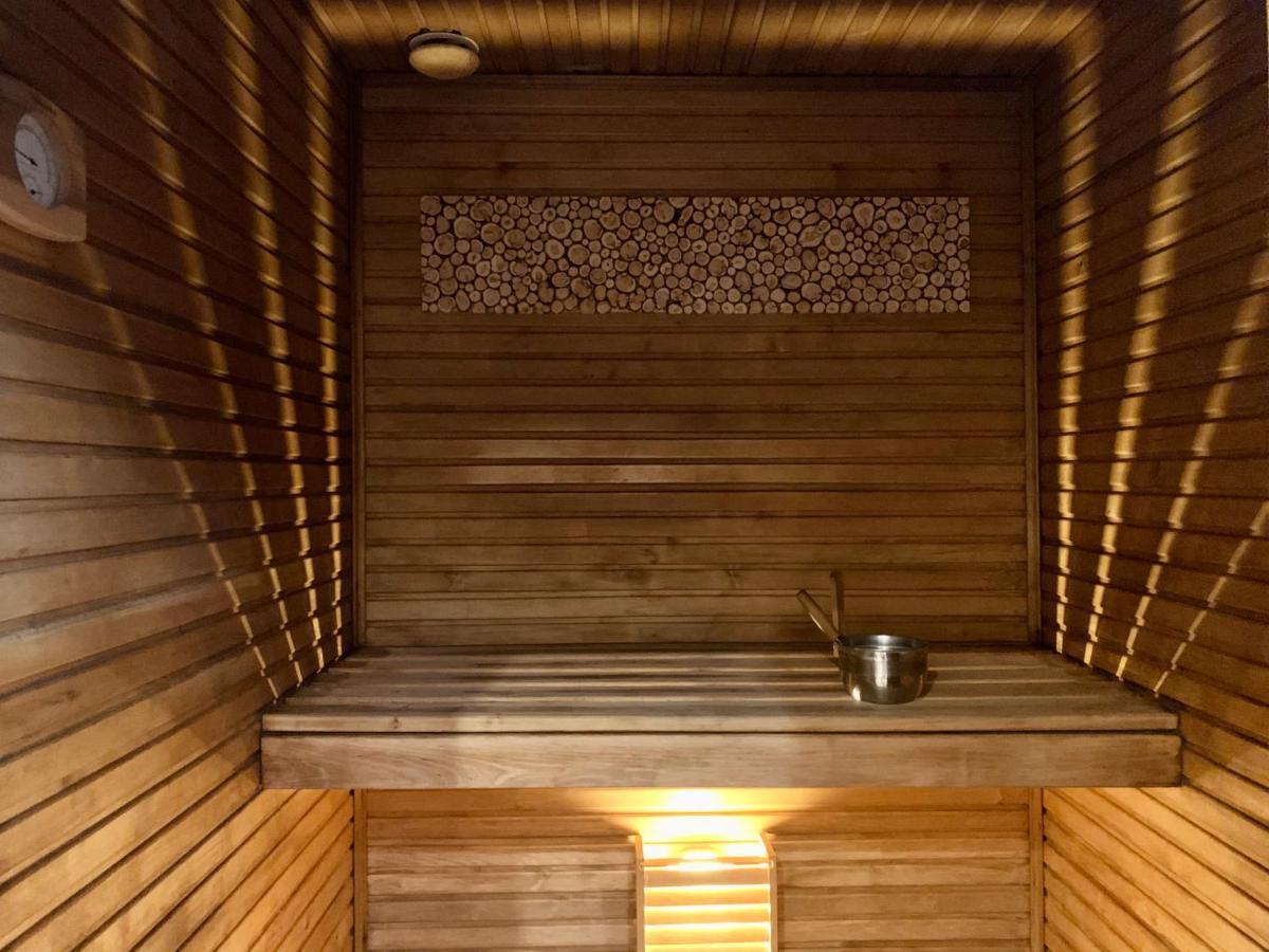 Private family Villa with sauna, hot tub, playground and outside lounge area - Chambres d’hôtes
