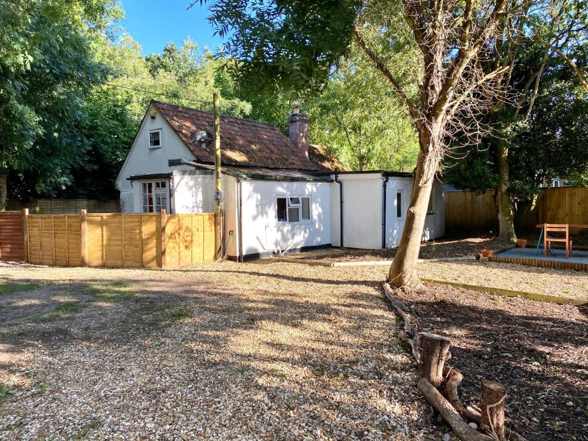 Holly Tree Cottage - 3 bedrooms and large garden with optional glamping double outside - B&B Lymington