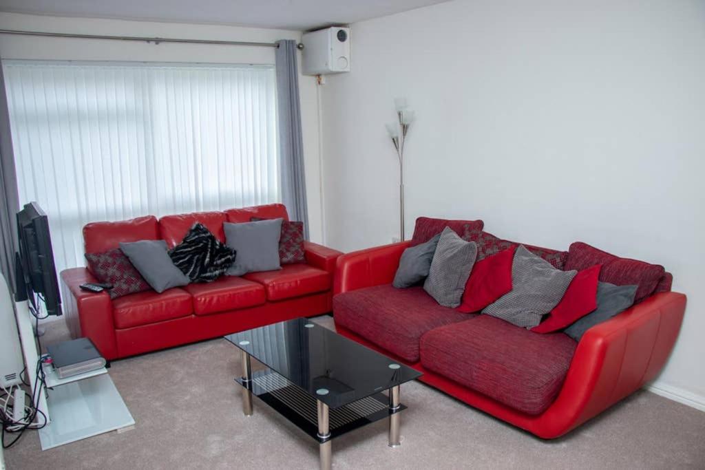 B&B Crawley - Crawley Apartment near Gatwick Manor Royal Newly Refurbished Sleeps 4 - Bed and Breakfast Crawley