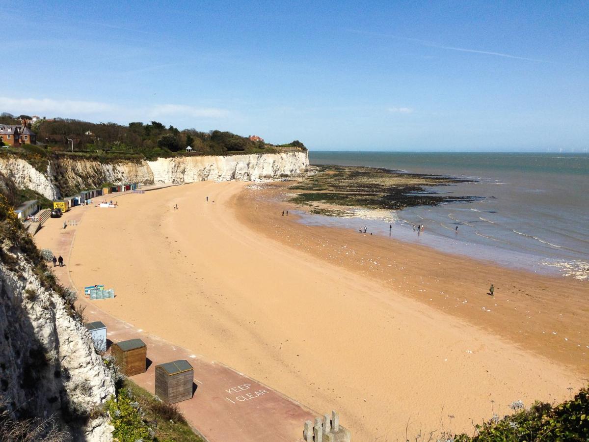 B&B Broadstairs - Seaview - Cheviot Court - Bed and Breakfast Broadstairs