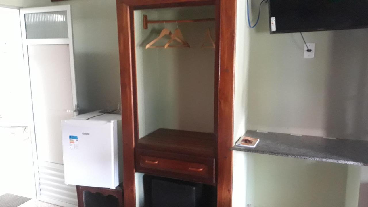 Suite mit Queensize-Doppelbett und Poolblick