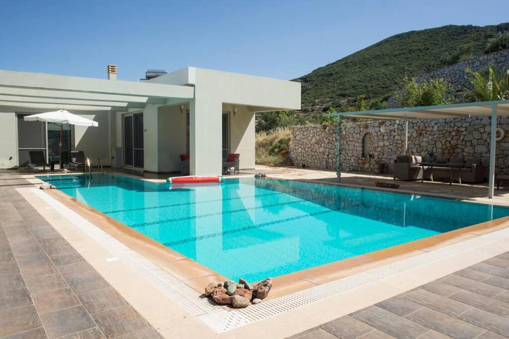 Modern Luxury Villa with Pool, just 5min to sea - B&B Kalamata