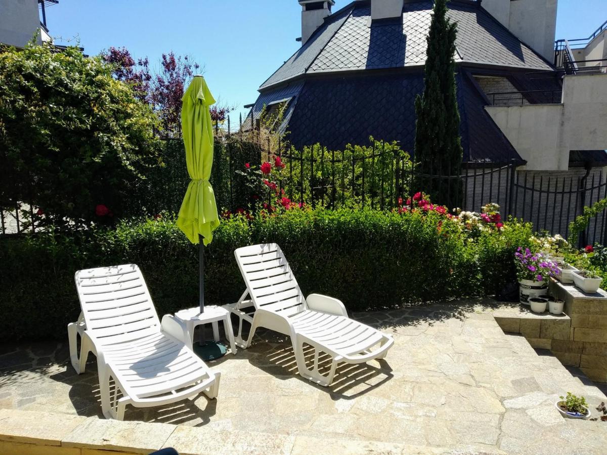 Apartment with Pool View