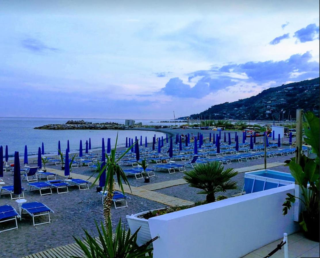 amazing sea cottage "Sleep To The Sound Of The Surf" casetta al mare - B&B