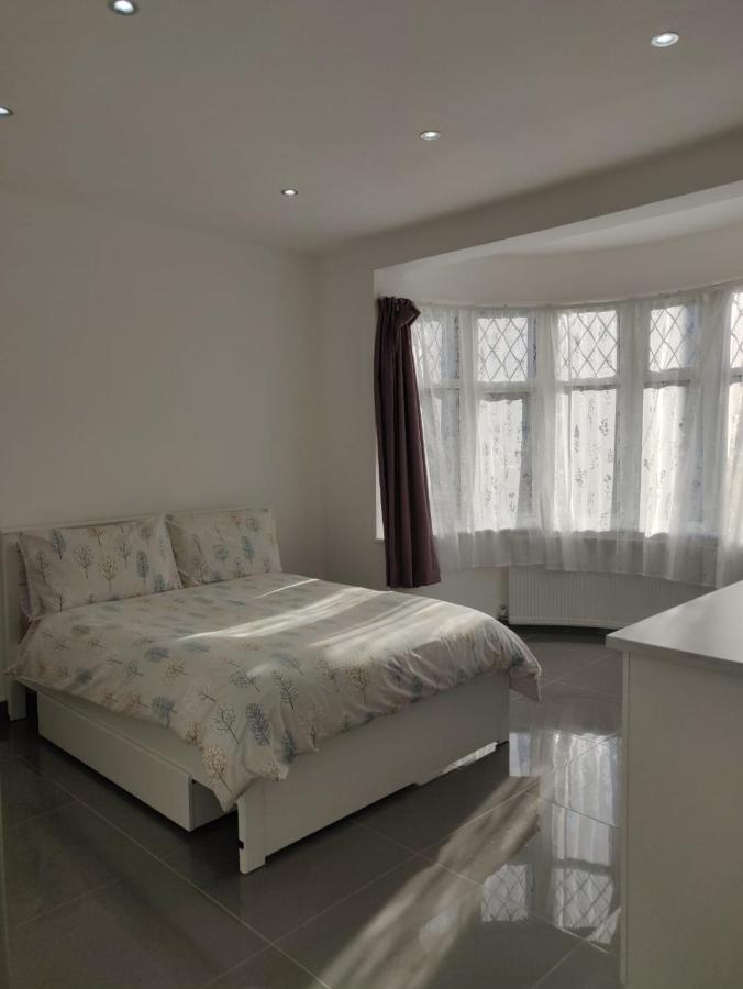 B&B Londen - Stunning Double Room in Harrow Wembley - Khoob House - Bed and Breakfast Londen