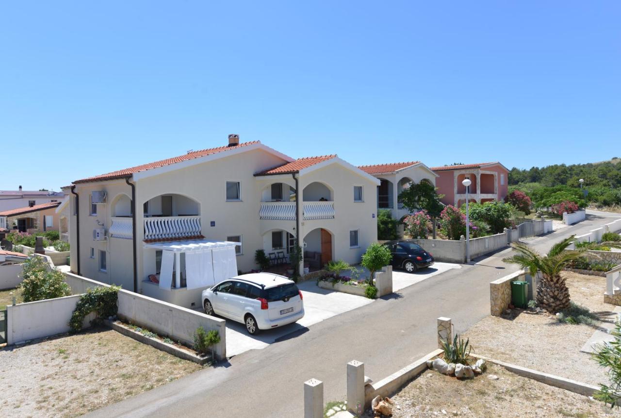Apartmani Laura Vir - Bed and Breakfast Vir