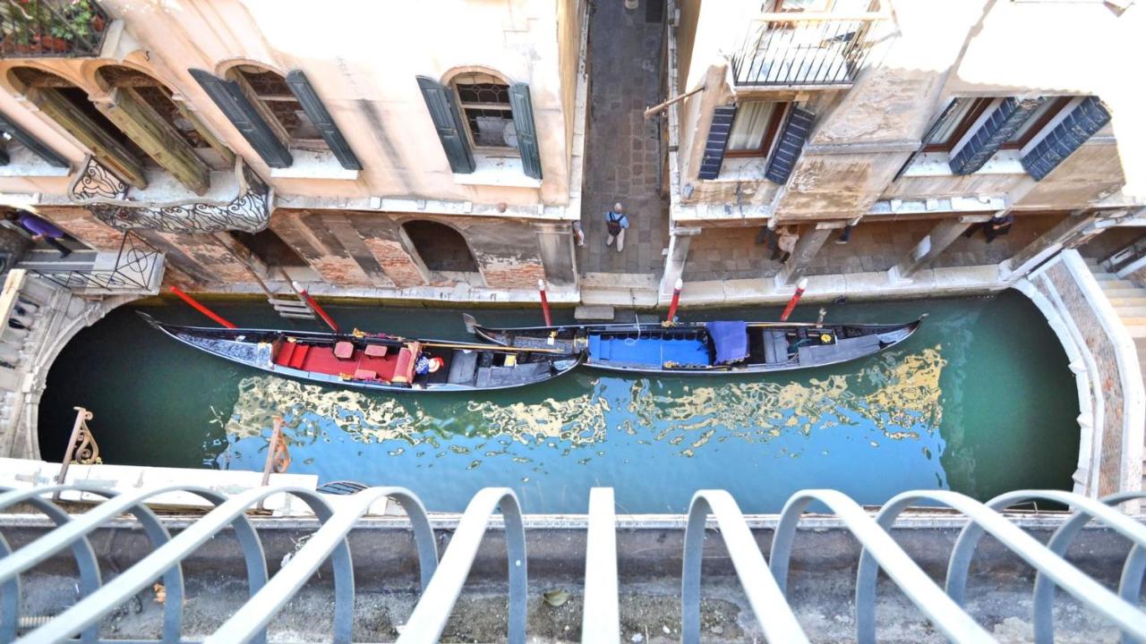 Ai Bareteri Luxury Canal View - B&B