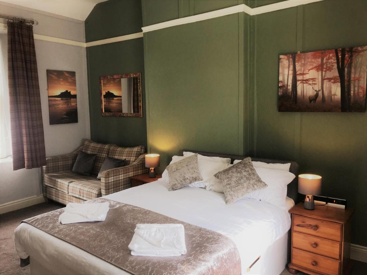 Habitación con cama extragrande y sofá cama