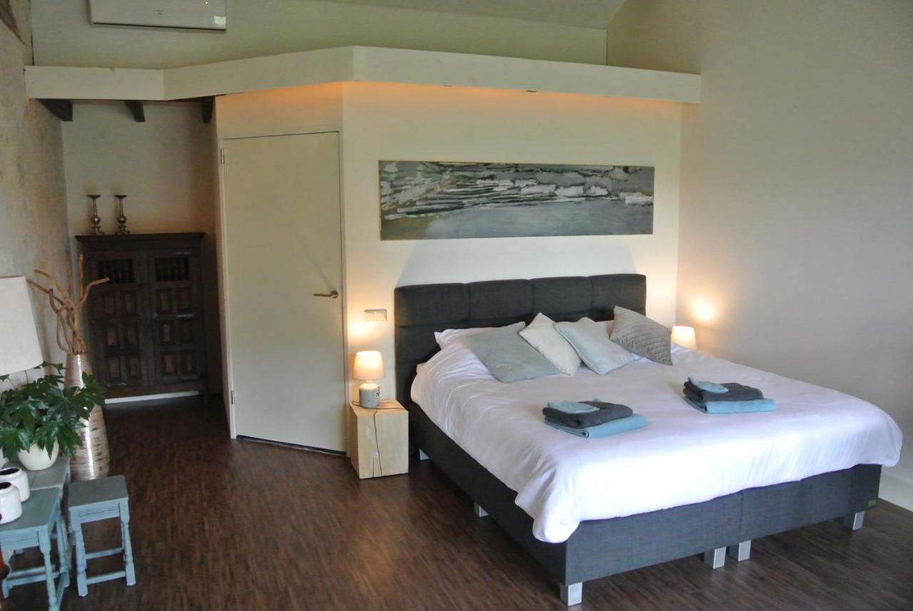 Habitación con cama extragrande y vistas al jardín