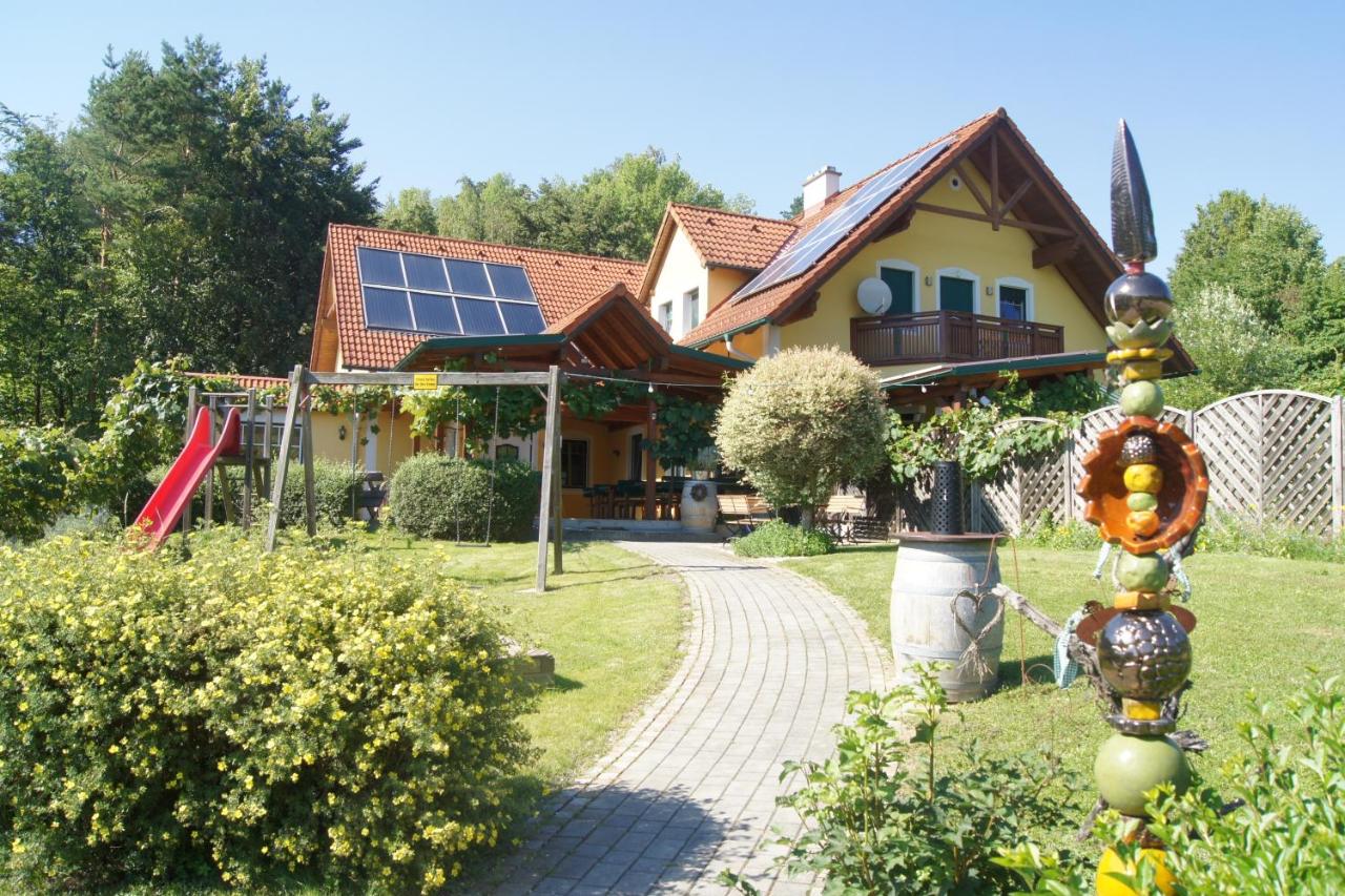 B&B Bad Loipersdorf - Riegler`s Buschenschank - Bed and Breakfast Bad Loipersdorf