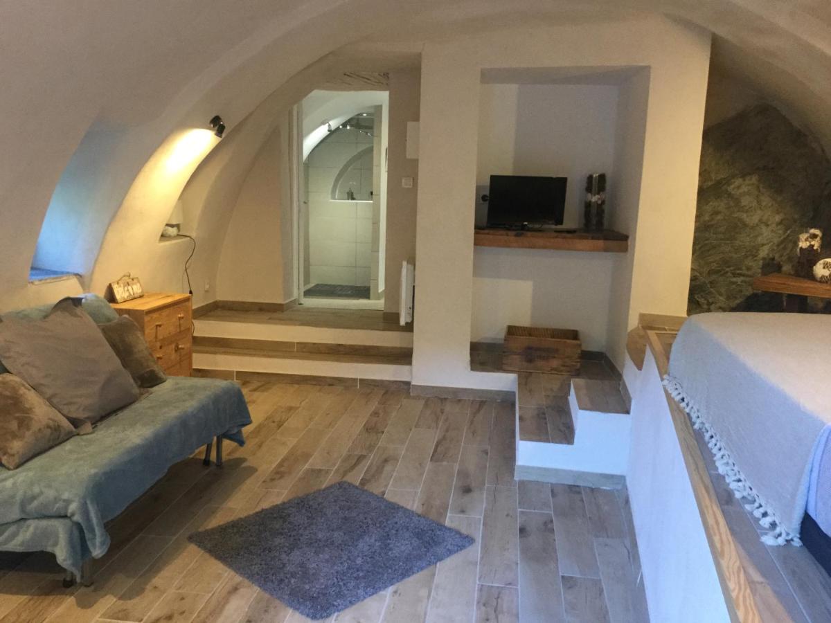 Deluxe Studio