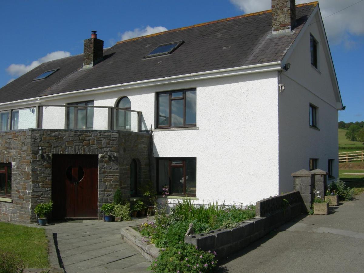 B&B Carmarthen - Alltyfyrddin Farm Guest House at The Merlin's Hill Centre - Bed and Breakfast Carmarthen