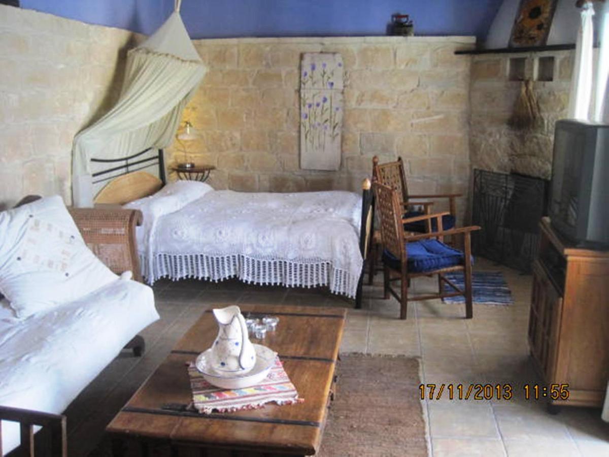 Studio (2 Adults)