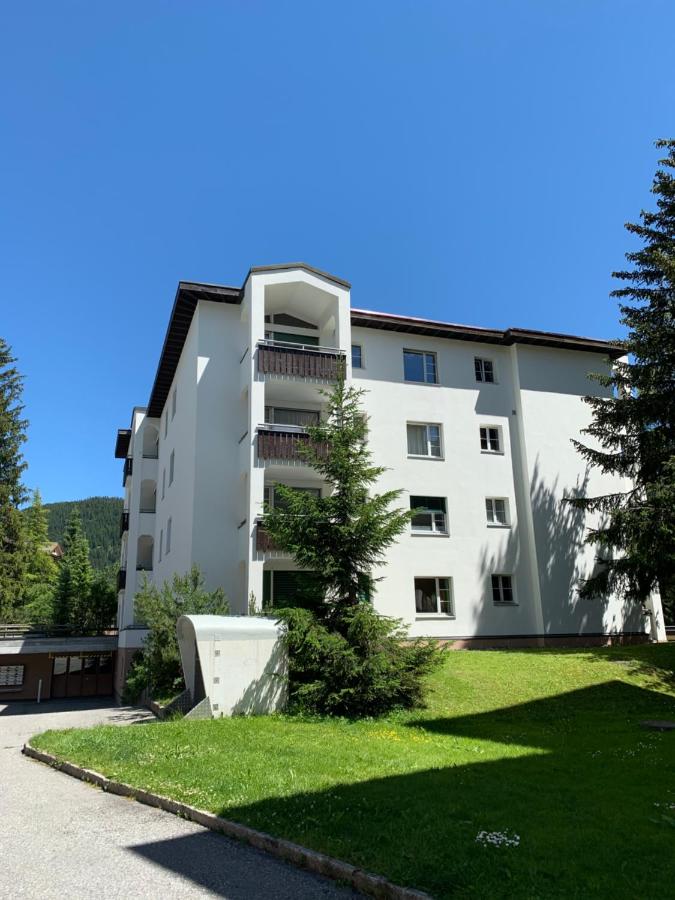 Holiday Apartment Gian - close to the Kongresshaus, the ice hockey stadium, cross-country skiing, the Eau-la-la indoor pool and wellness, large supermarket, 2 bus stops, with an indoor garage and fully equipped - Chambres d'hôtes Davos