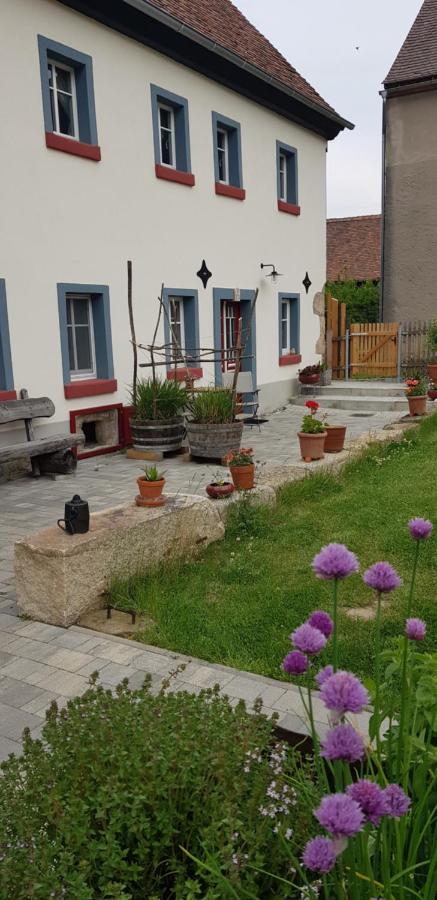 Hossies Hof - Luxus Ferienwohnung Alter Stall - B&B Bertsdorf