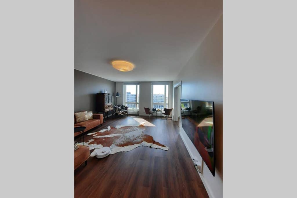 90m2 on pedestrian street on Top Floor, penthouse suite, great view! Incl linen and all - B&B