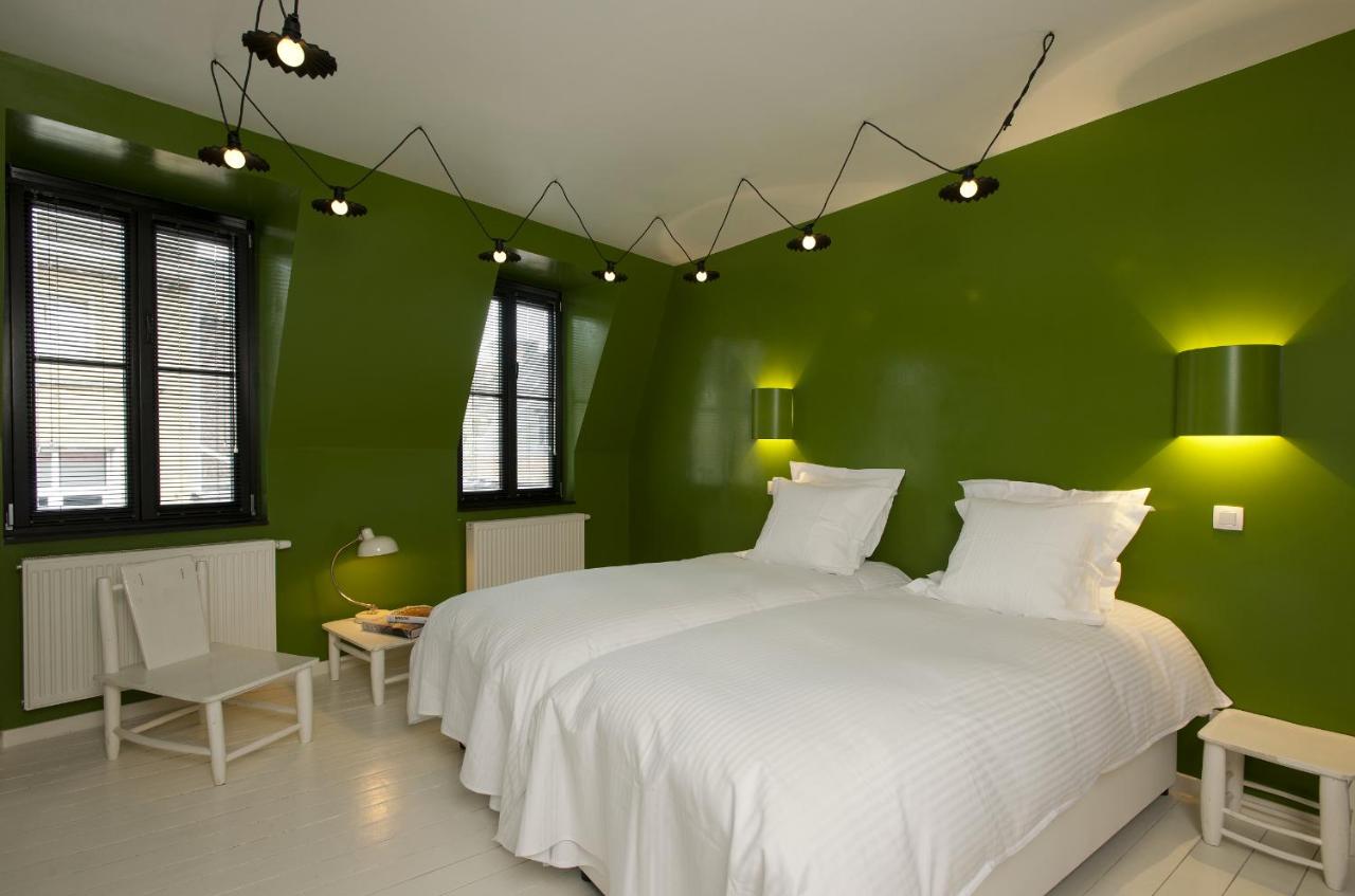 Tweepersoonskamer met 2 Aparte Bedden en Douche