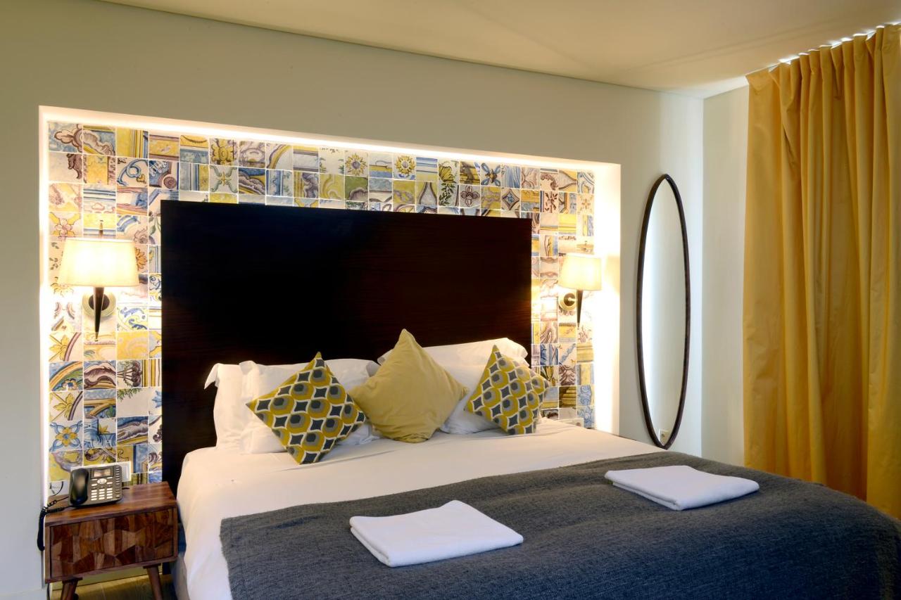 Deluxe One-Bedroom Apartment with Balcony and river view
