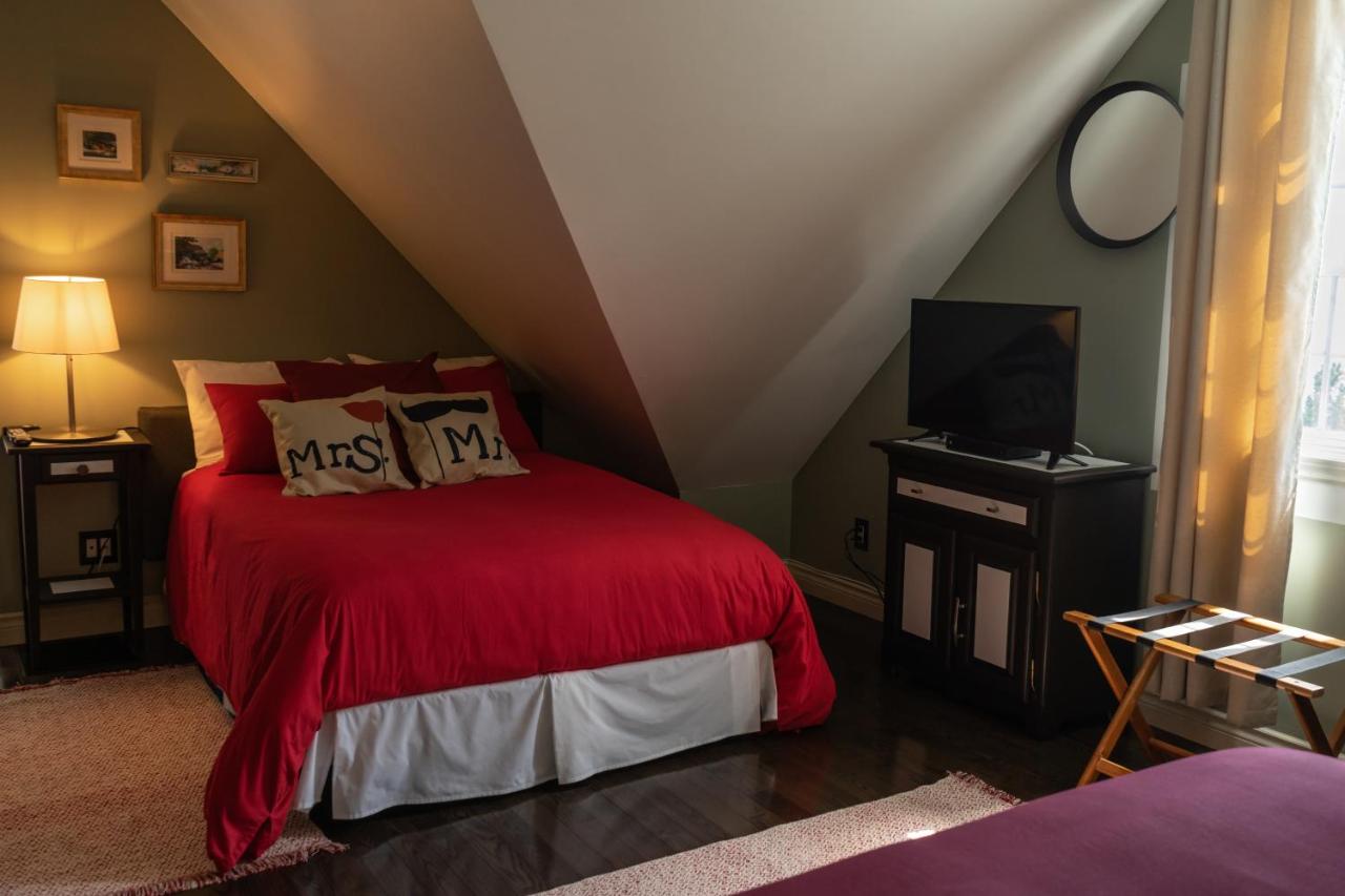 Deluxe Queen and Double Room