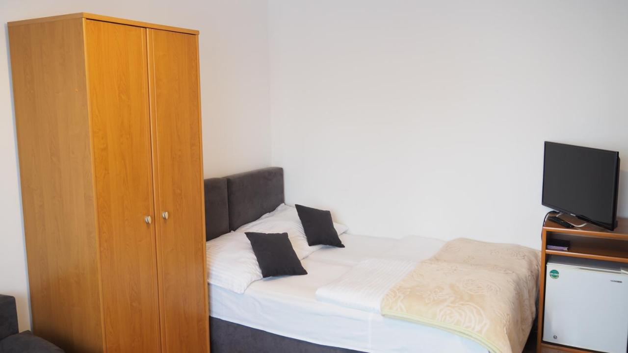 Basic Dreibettzimmer mit Gemeinschaftsbad