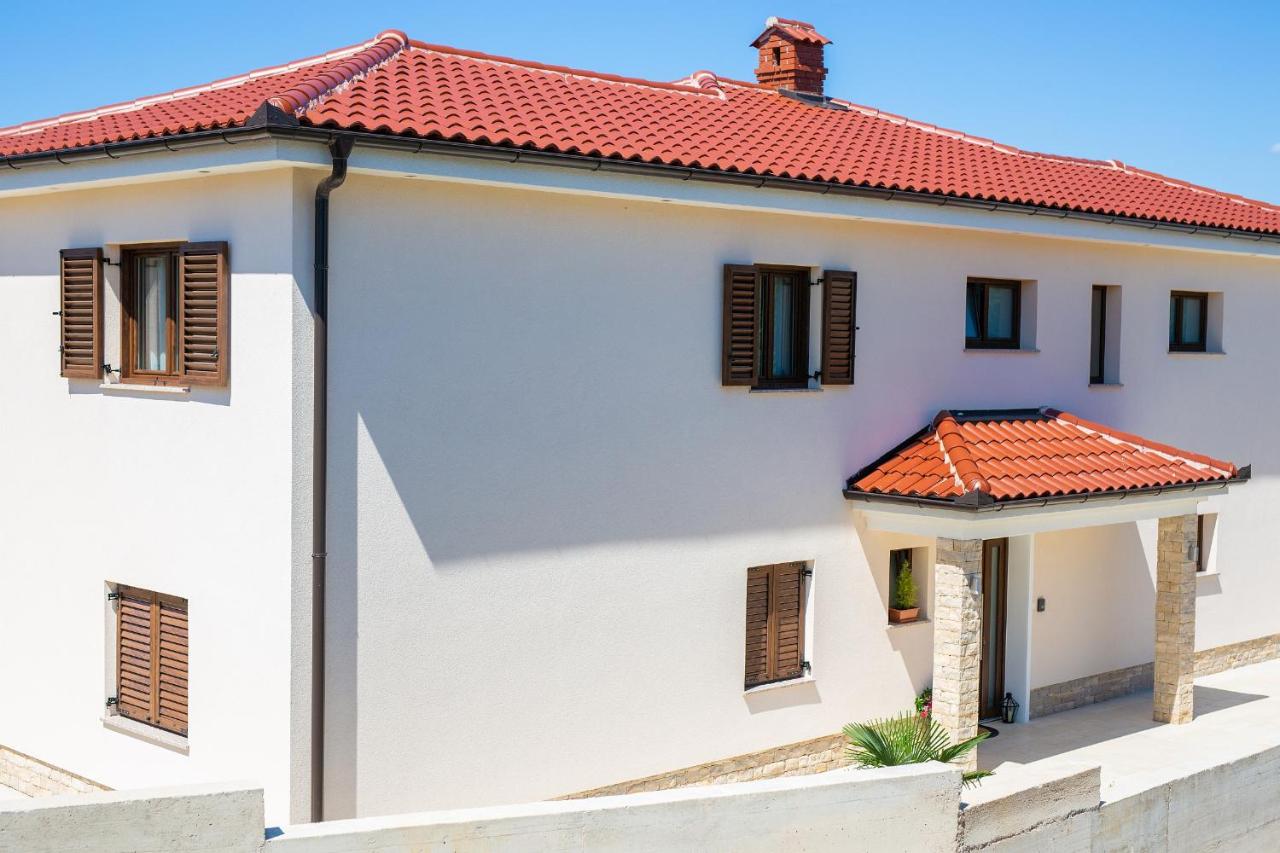 Luxury One-Bedroom Apartment with Terrace and Sea View